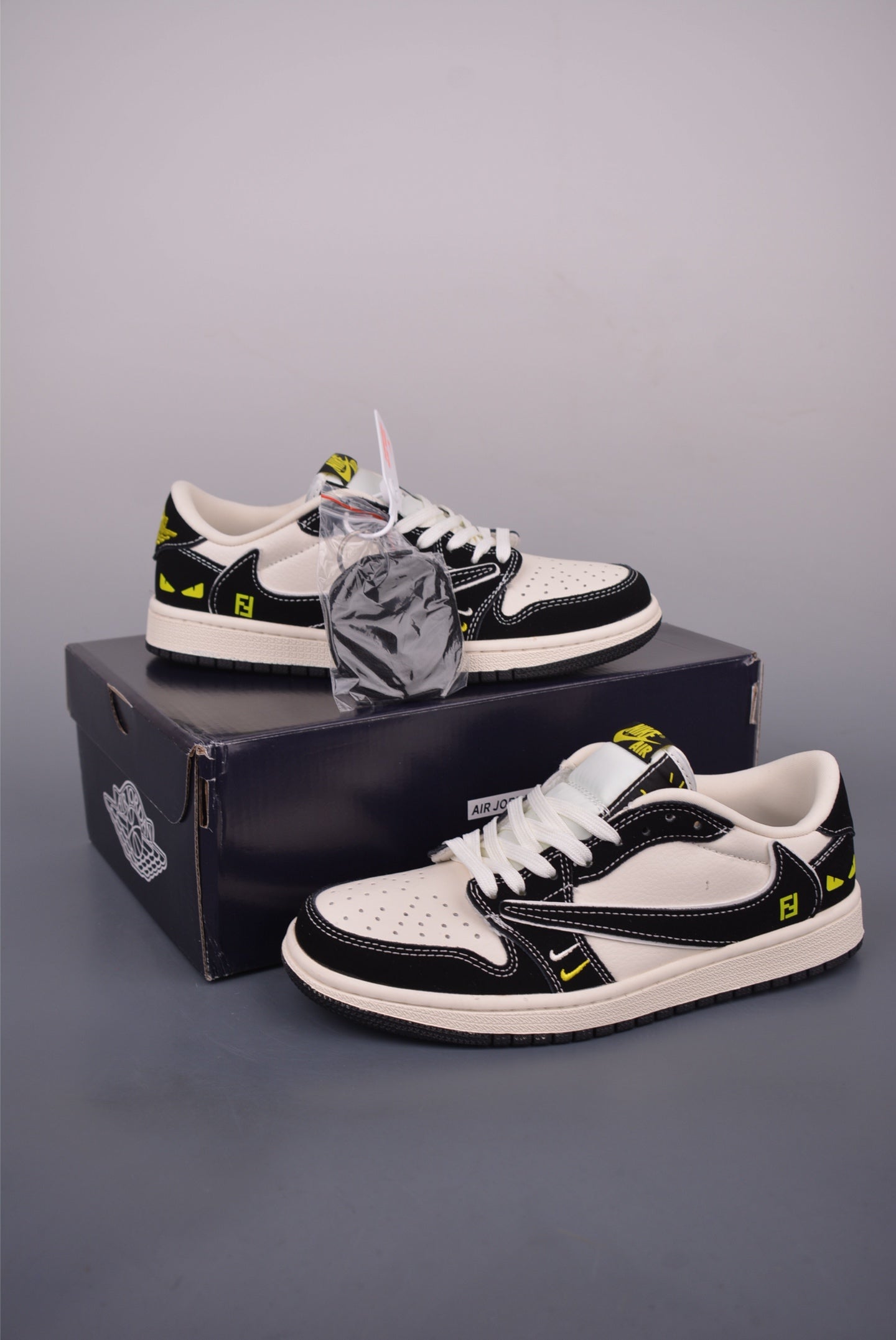 Parte superior de las Air Jordan 1, resaltando el logotipo de Travis Scott y el diseño de tres partes.