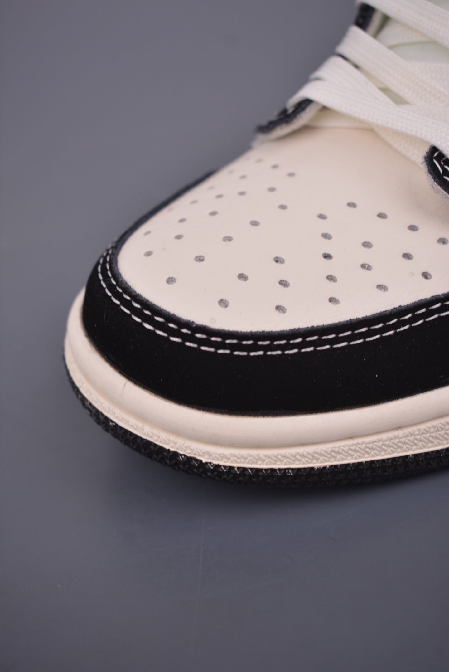Imagen de las Air Jordan 1 con detalle en el diseño de la suela y los colores vibrantes.