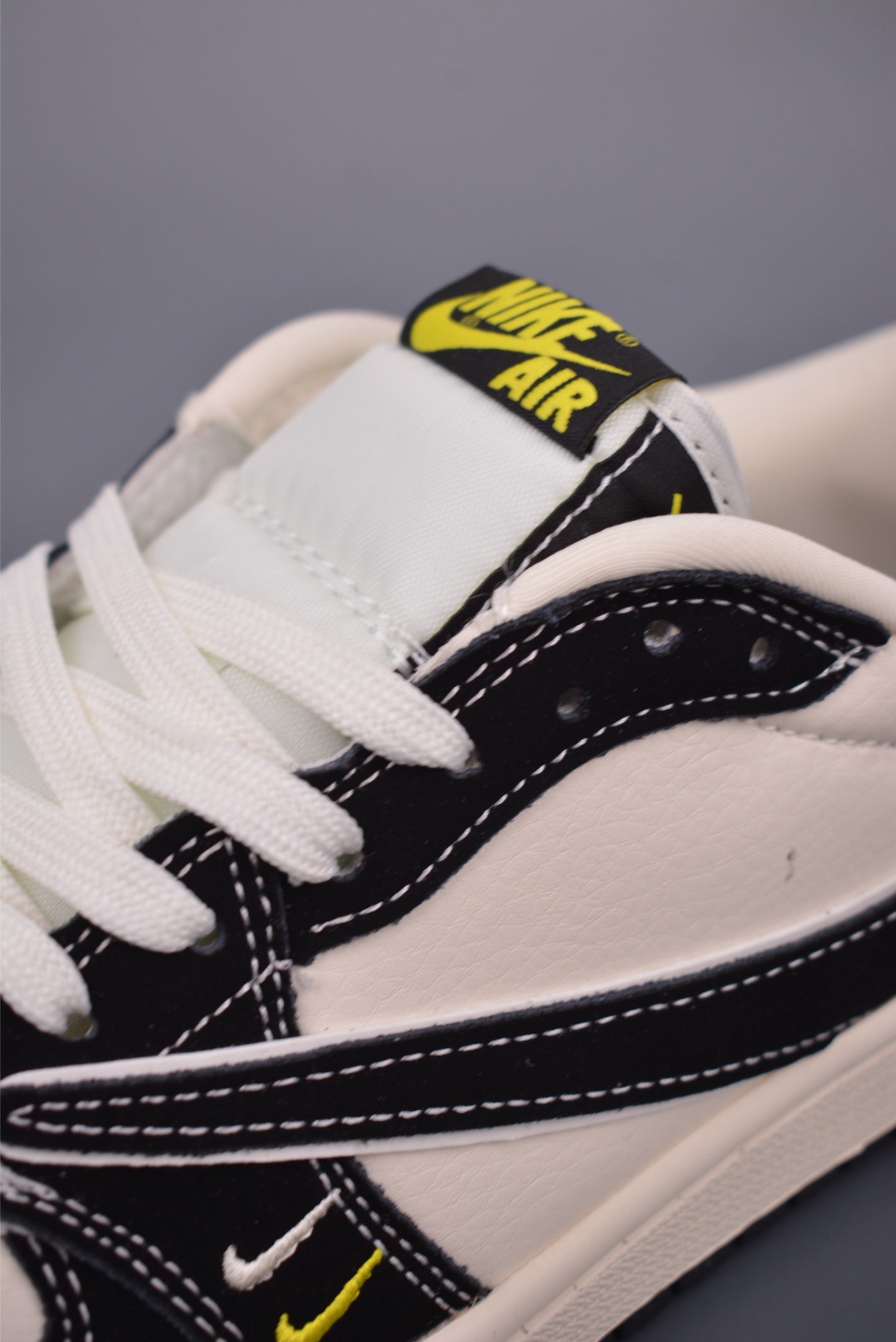 Vista trasera de las Air Jordan 1, mostrando el emblemático logo de Jordan y el color azul de FENDI.