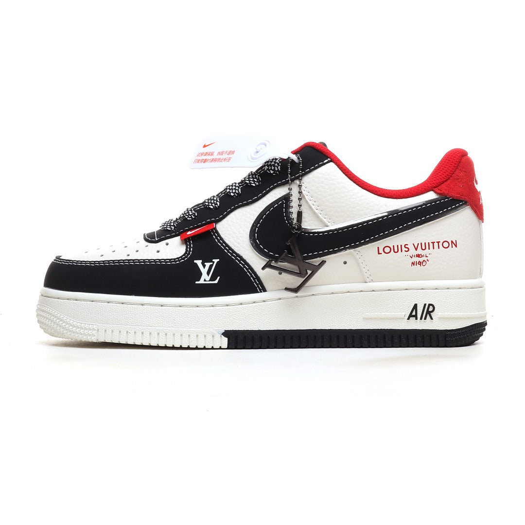 Modelo Nike Air Force 1 Corporate negro y rojo en una escena al aire libre, ideal para un look urbano.