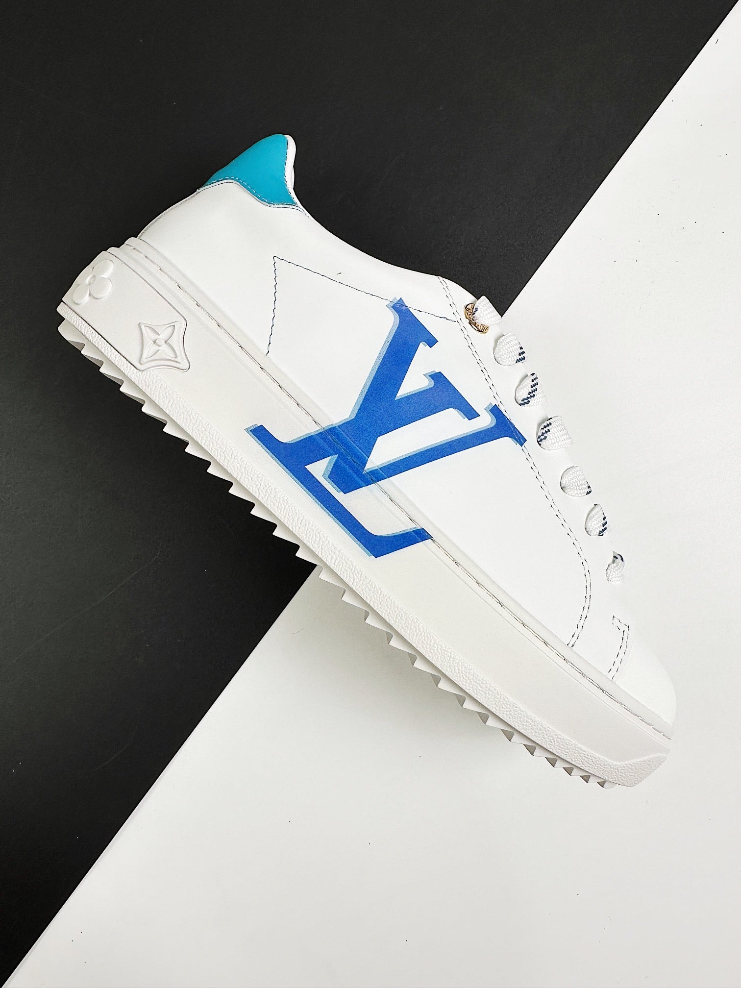 Foto lateral del zapato Louis Vuitton con plantilla de piel de oveja suave y forro interno lujoso.