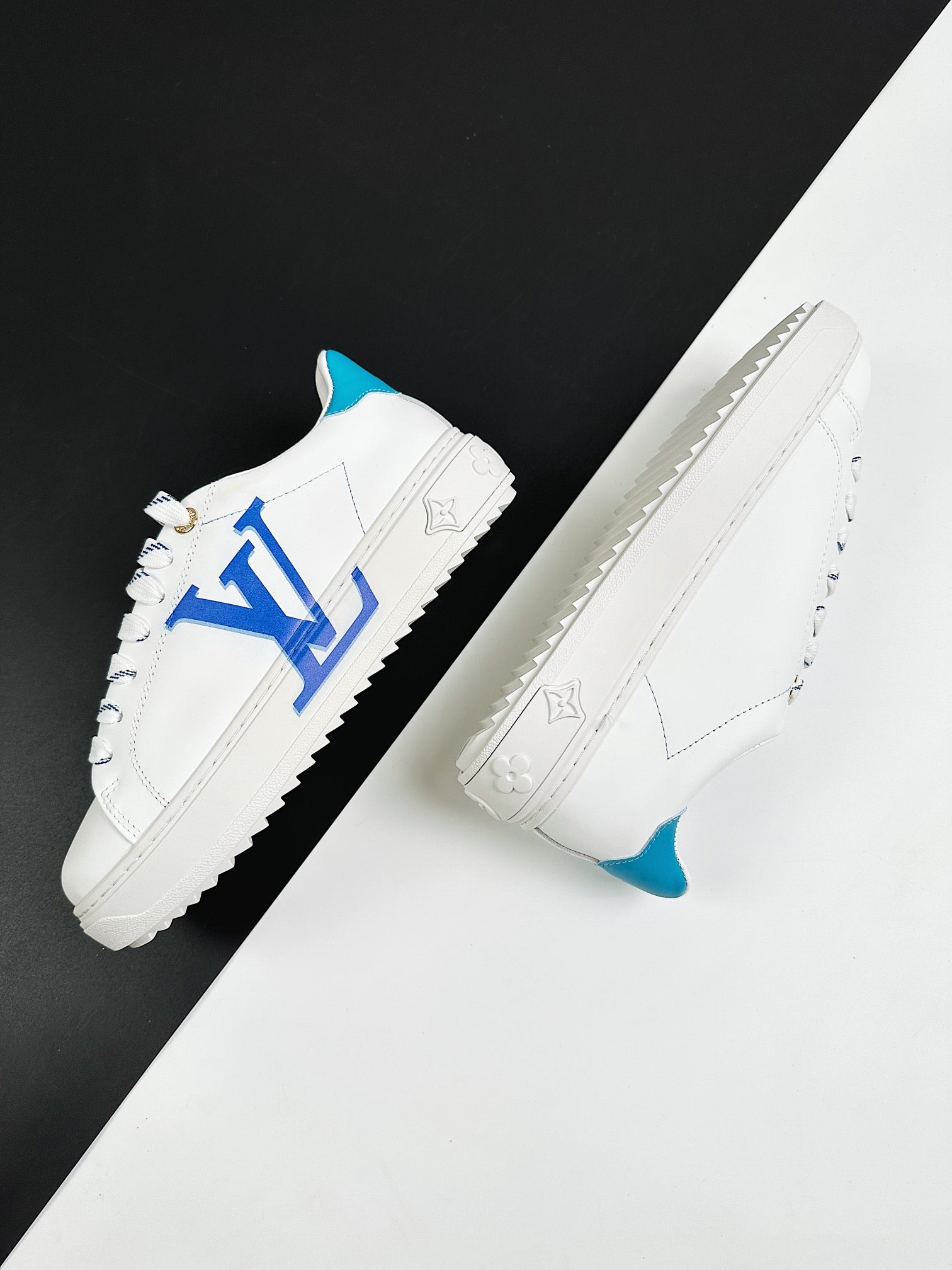 Imagen del zapato Louis Vuitton en diferentes ángulos, resaltando su diseño exclusivo y materiales de alta calidad.