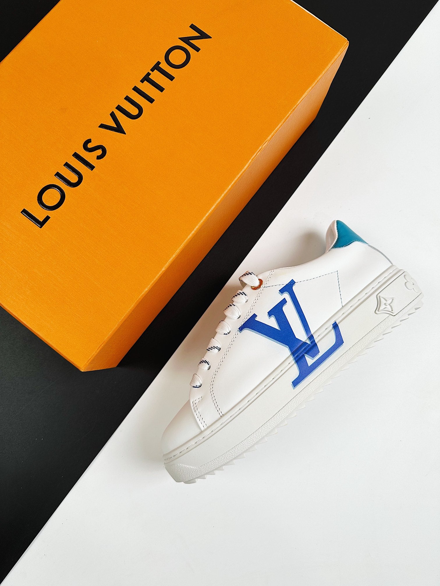 Imagen del producto Louis Vuitton: vista superior de un elegante zapato de lujo hecho de piel de vaca y PVC importado.
