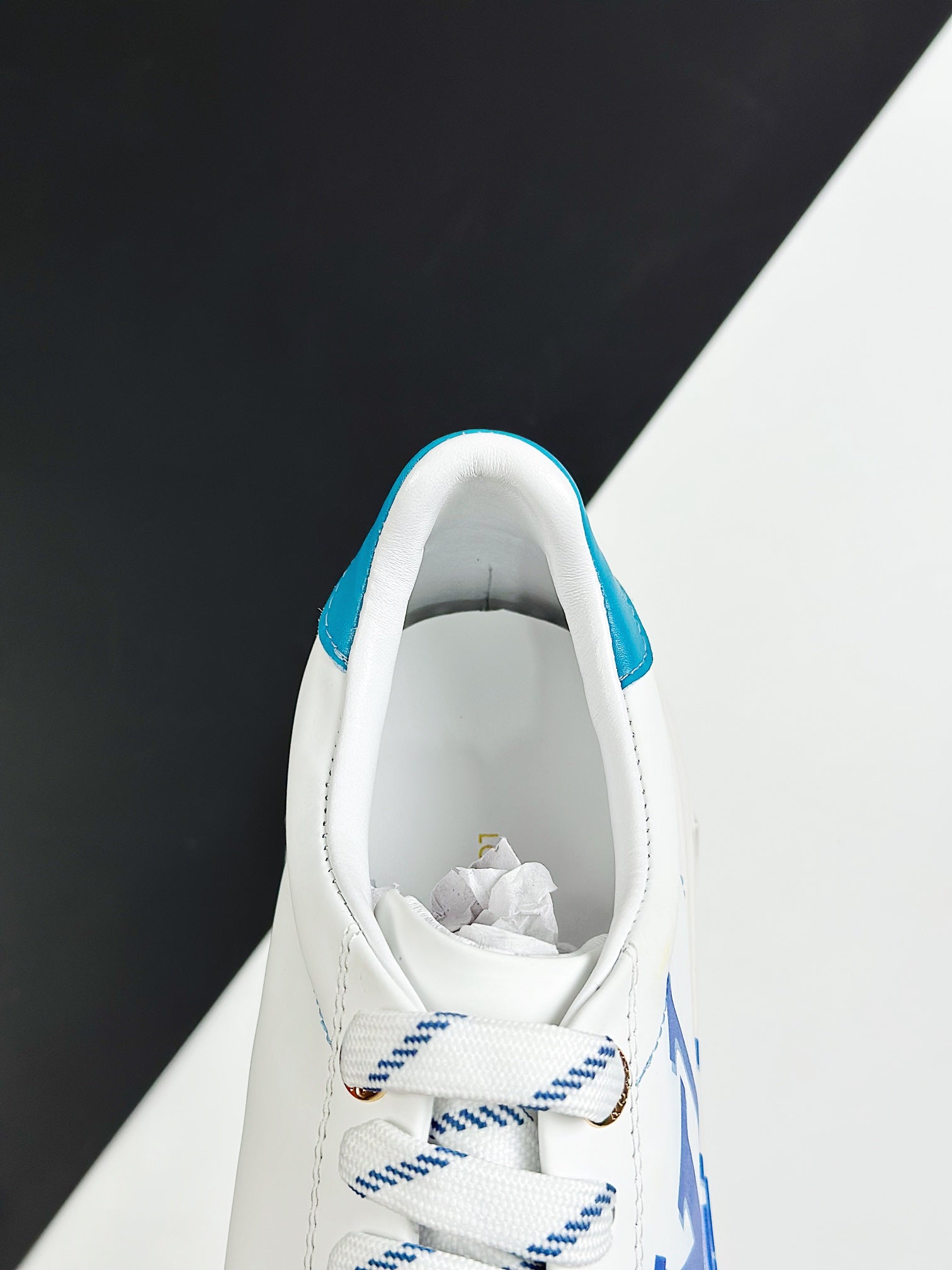 Zapato Louis Vuitton junto a accesorios de moda, ideal para combinar con diferentes estilos.