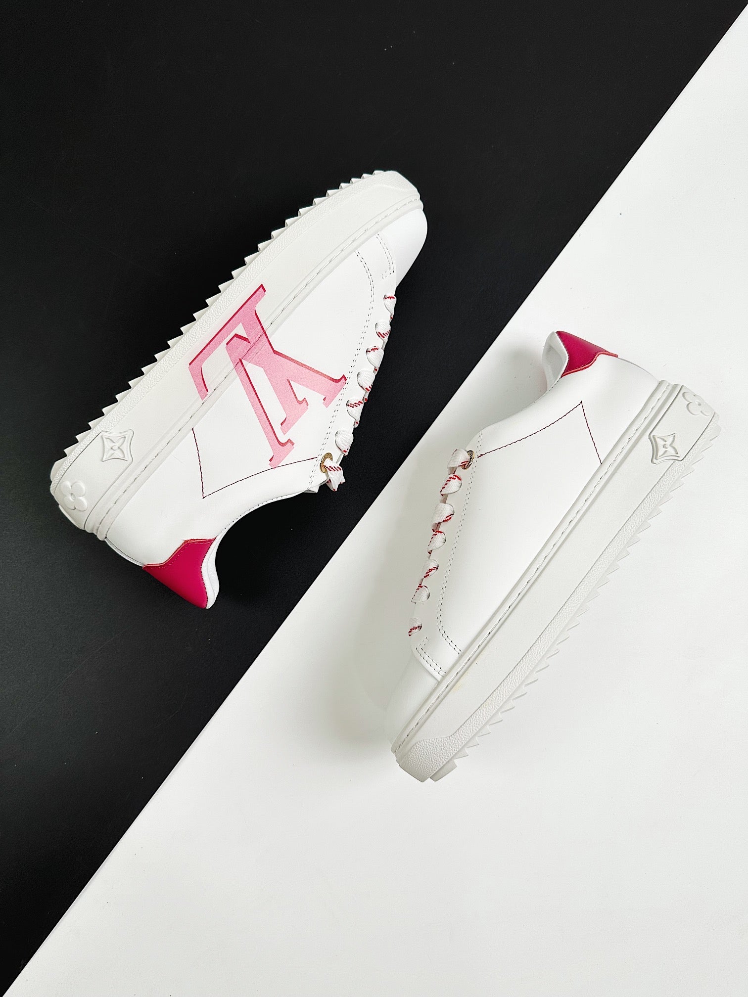 Interior de un zapato Louis Vuitton, con forro de cuero de oveja suave y lujoso, ideal para la comodidad.