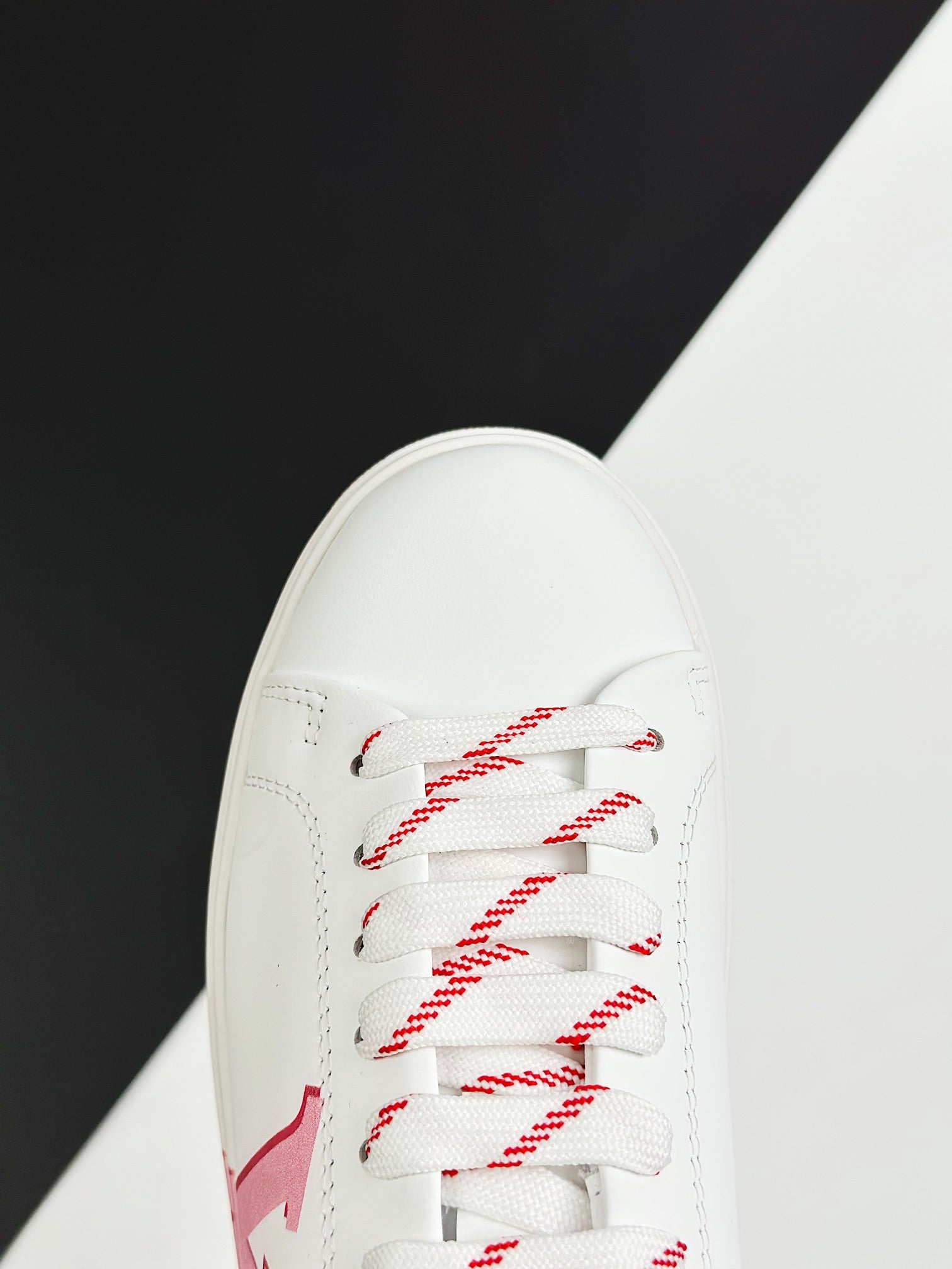Zapatos Louis Vuitton modelados por celebridades, mostrando su popularidad en plataformas como Kuaishou y Douyin.