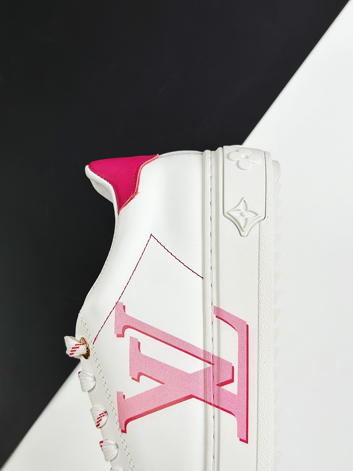 Diferentes tamaños disponibles de los zapatos Louis Vuitton, desde 35 hasta 39, adaptándose a cada necesidad.