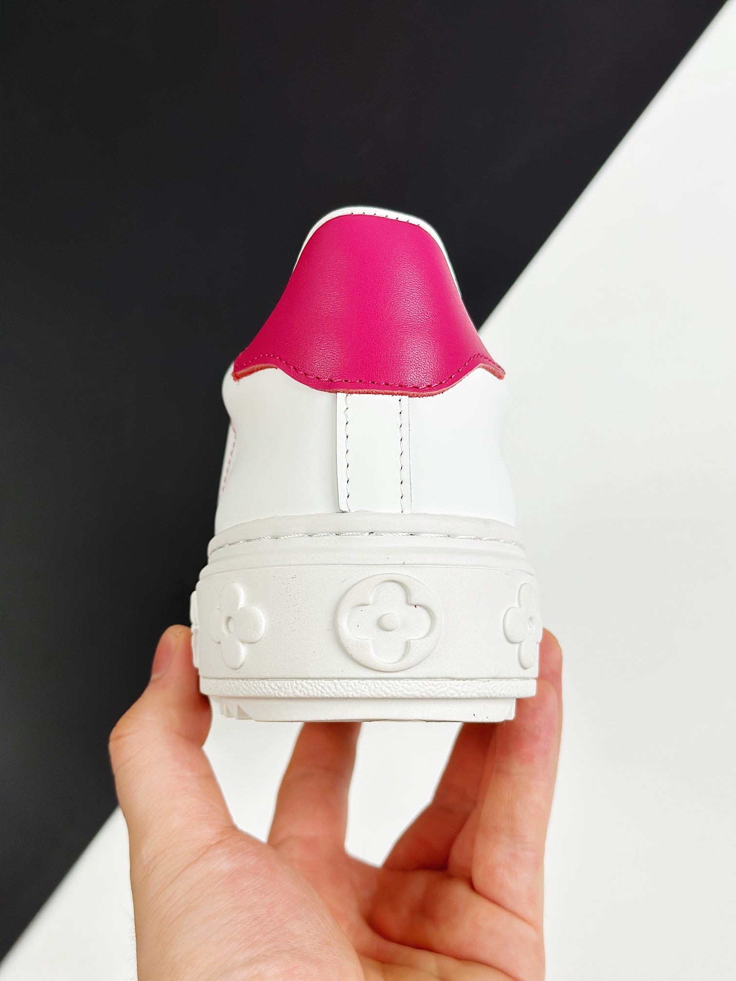 Un modelo de Louis Vuitton que combina el estilo contemporáneo con la tradición de lujo, perfecto para eventos elegantes.