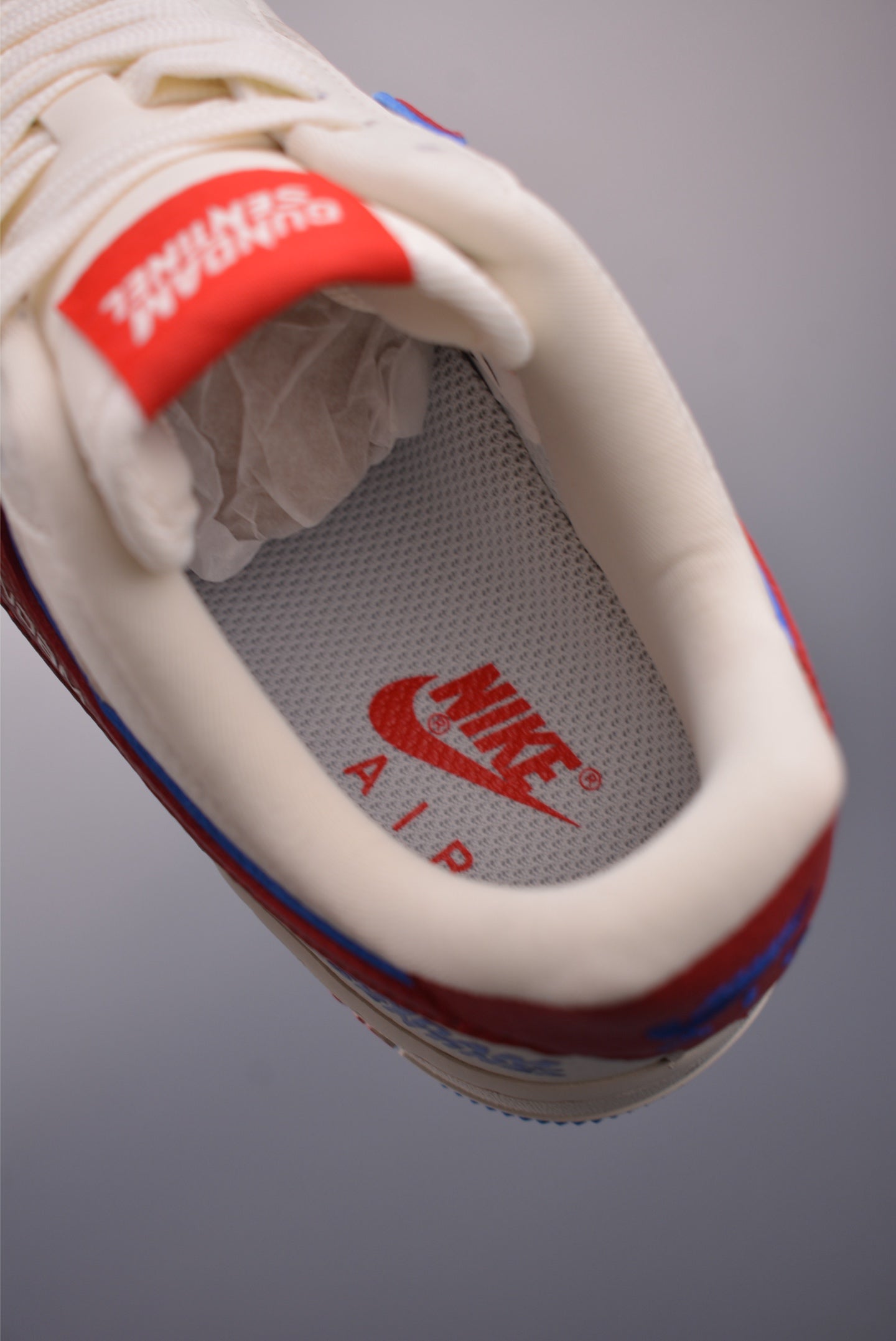 Vista superior de las Nike Air Force 1 con enfoque en el detalle del diseño y los materiales usados.