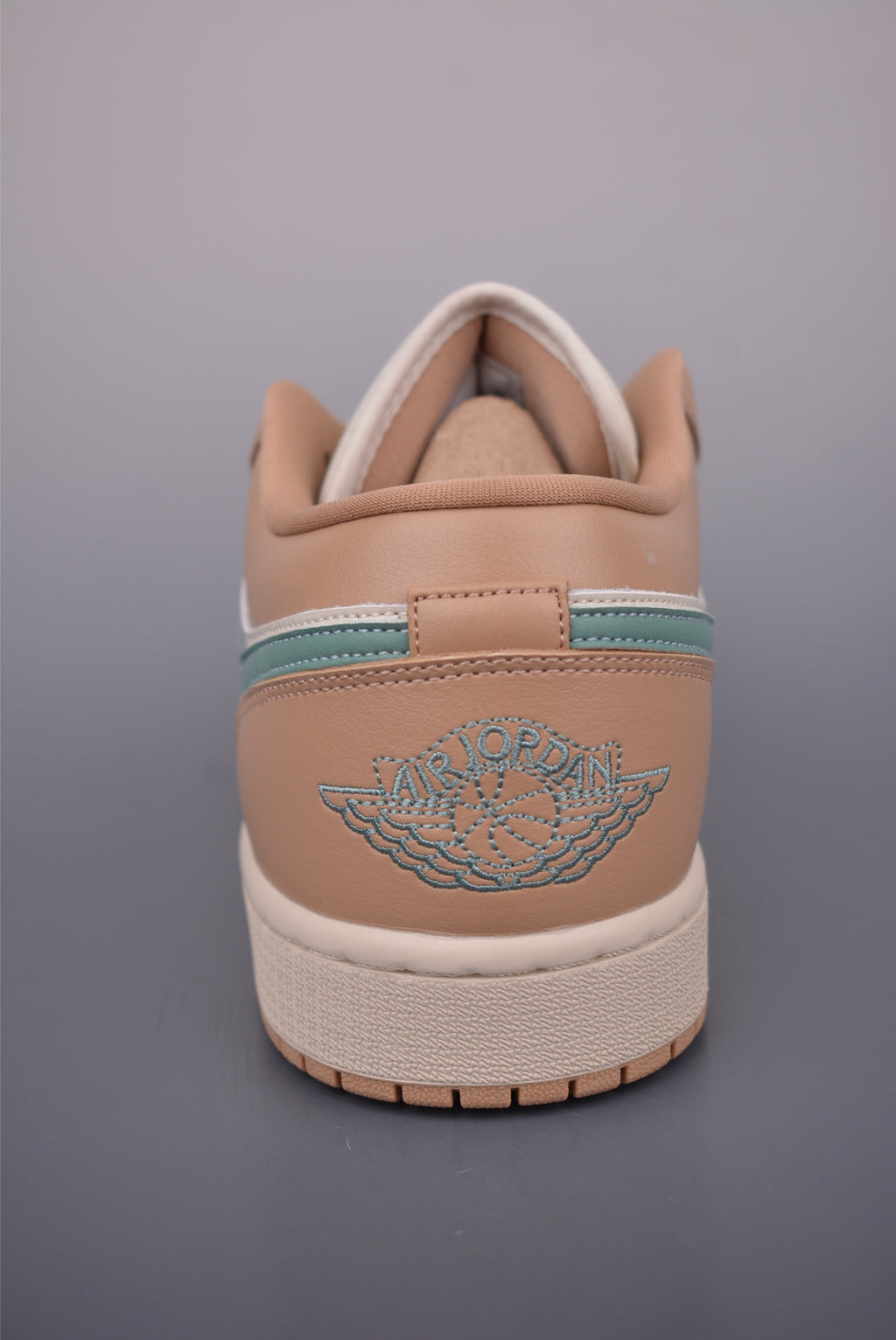 Air Jordan 1 Low Beige Orange en ángulo frontal resaltando el diseño deportivo.