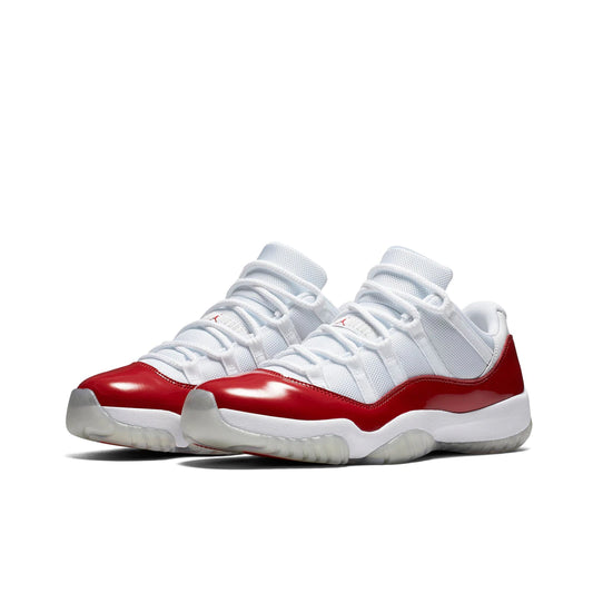 Vista lateral de las zapatillas Air Jordan 11, retro y cómodas, ideales para baloncesto.